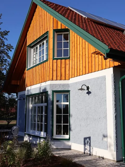 Renovierte Hausfassade mit Holzgiebel