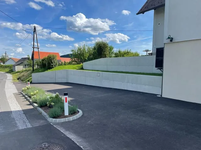 Neu gestaltete Zufahrt mit Stützmauer