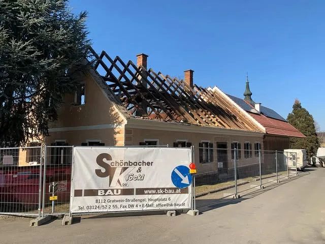 Dachsanierung mit Firmenbanner am Gerüst